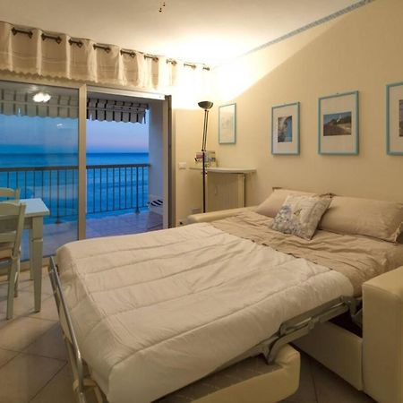 Charmant T3 Front De Mer Apartment Roquebrune-Cap-Martin Exterior photo